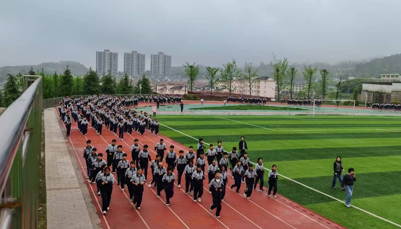 学生正在开展大课间活动.jpg
