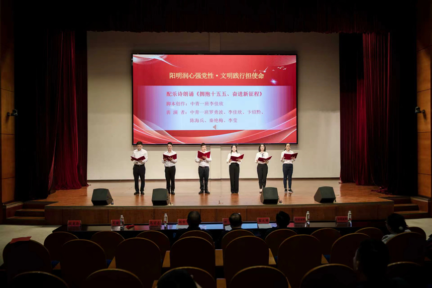 配乐诗朗诵《拥抱十五五 奋进新征程 》。张杰摄
