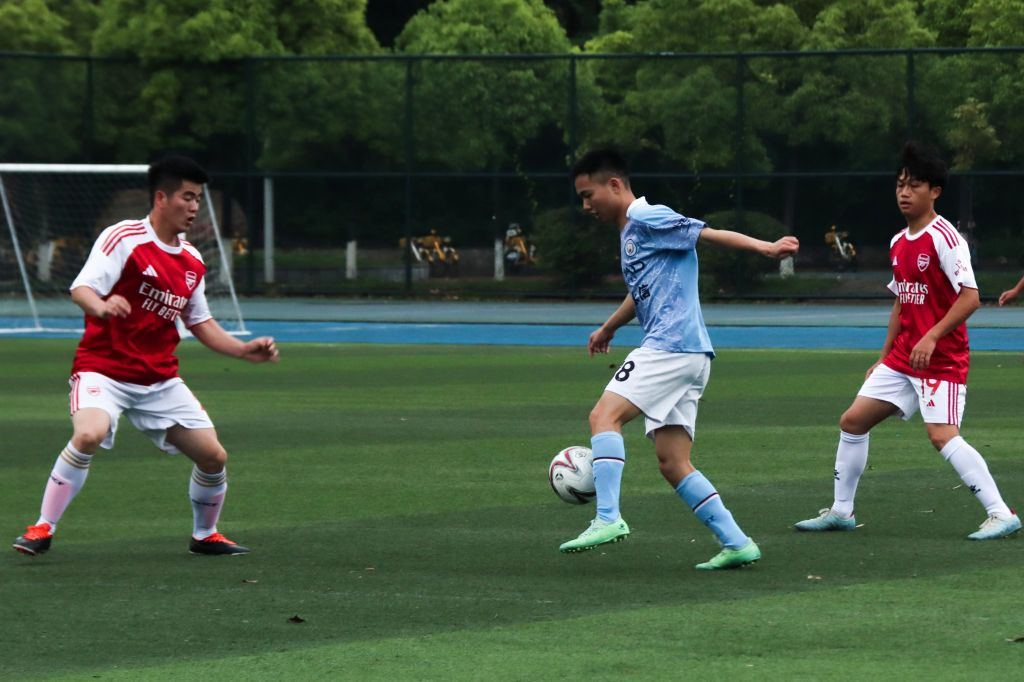 凯里学院2026年“校长杯”校园足球联赛现场。