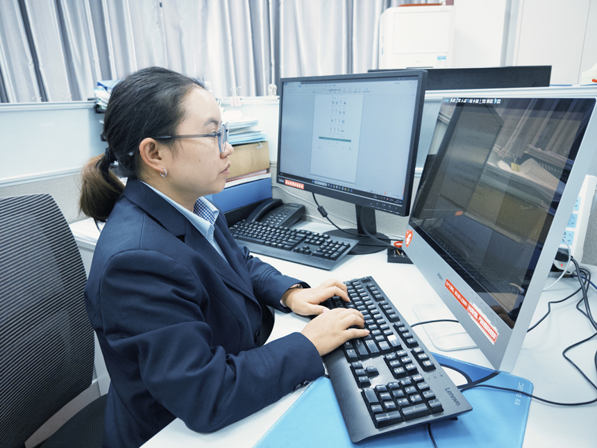 邮储银行工作人员在审查客户资料。
