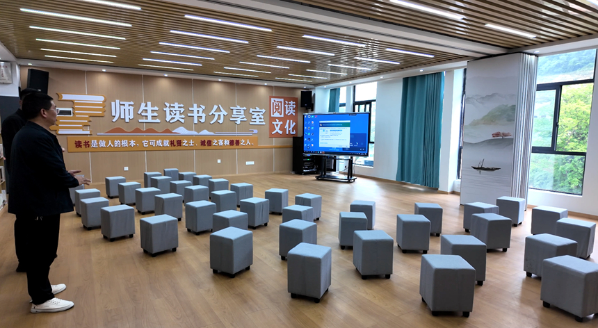 习水十一中师生读书分享室。何小露摄