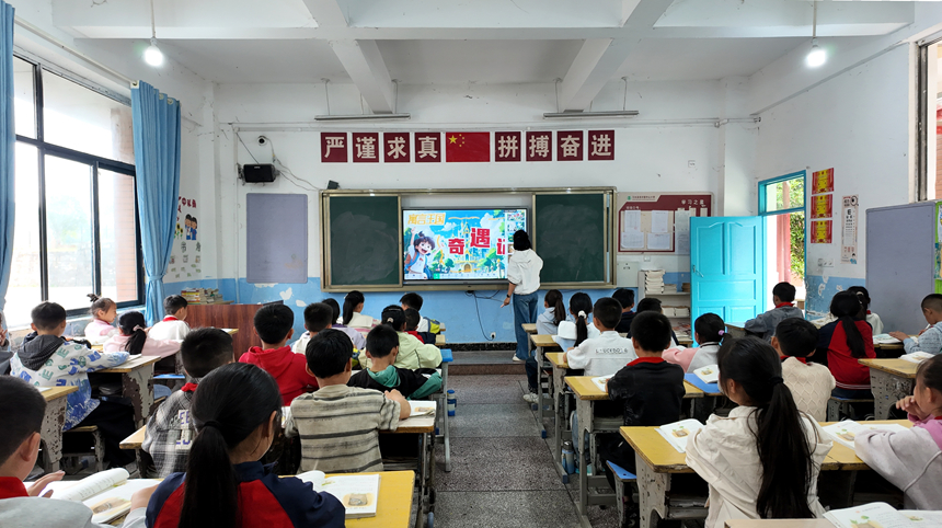 在良村小学，语文老师娴熟地使用更新的班班通设备，为同学们讲述寓言故事《奇遇记》。何小露摄