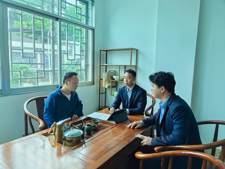 邮储银行客户经理现场给企业办理信贷业务。