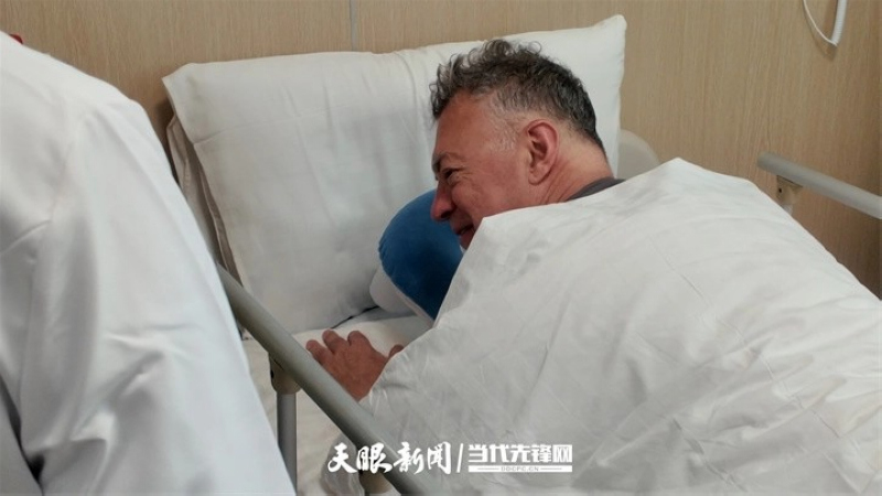 Peter在病床上向医护人员们道谢。