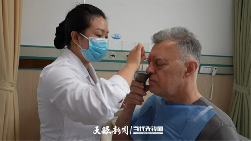 护士为Peter行术前结膜囊冲洗。