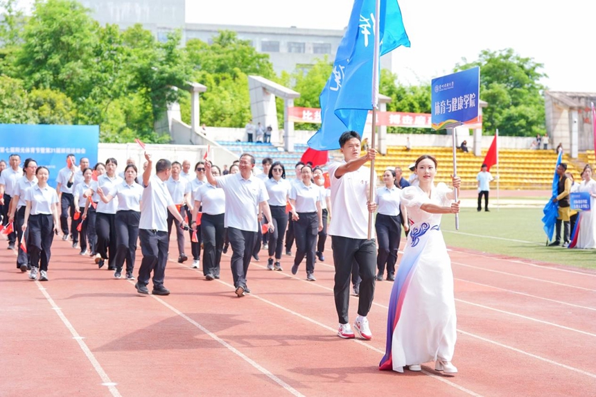 各学院代表队入场。
