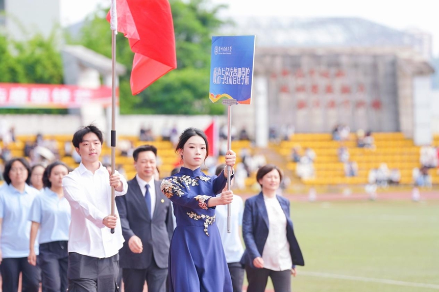 各学院代表队入场。