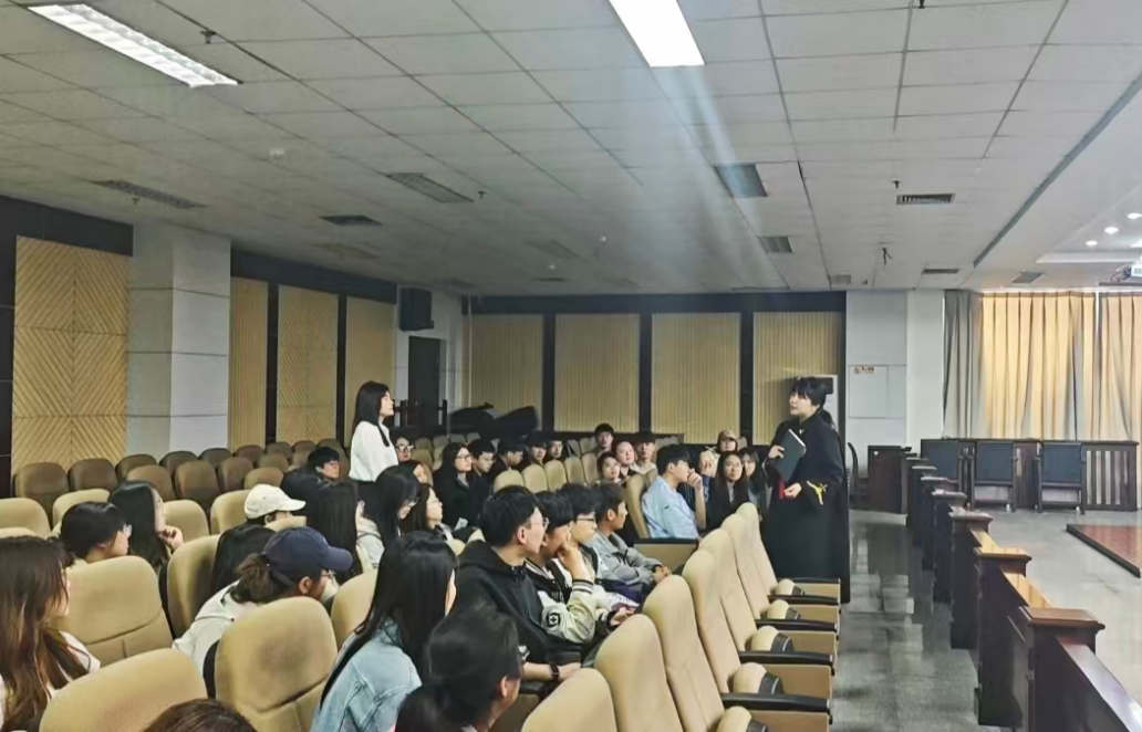 贵州大学法学院师生走进花溪法院旁听案件庭审。