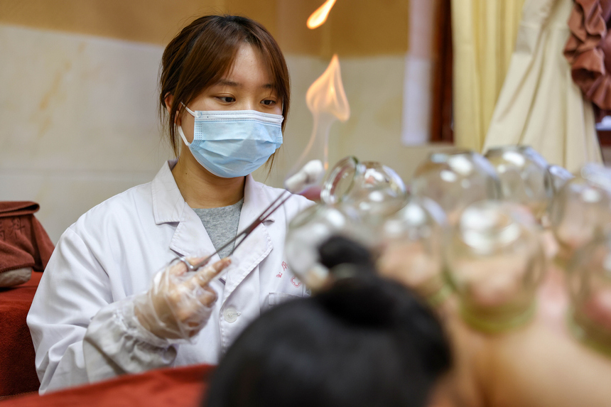 2026年5月12日，贵州省铜仁市玉屏侗族自治县中医院护士对患者进行平衡罐治疗。