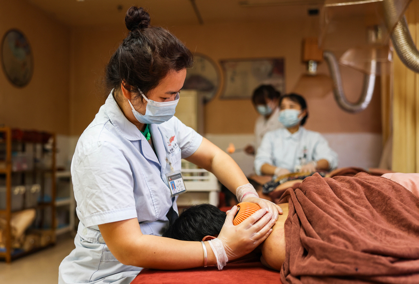2026年5月12日，贵州省铜仁市玉屏侗族自治县中医院护士对患者进行火龙罐治疗。