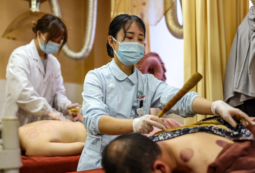 2026年5月12日，贵州省铜仁市玉屏侗族自治县中医院护士对患者进行火熨术治疗。