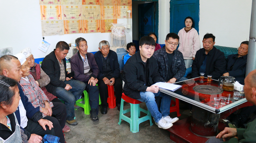 正在开展群众会。 杨丹丹摄
