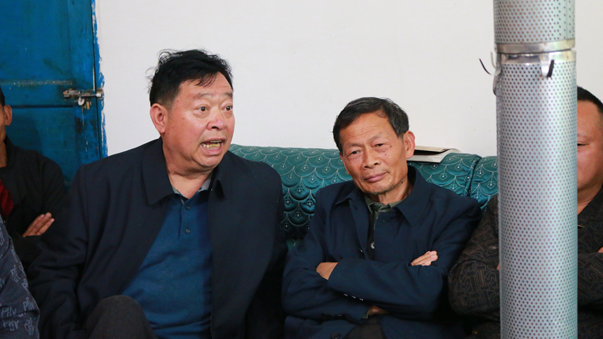 居民讨论中。杨丹丹摄