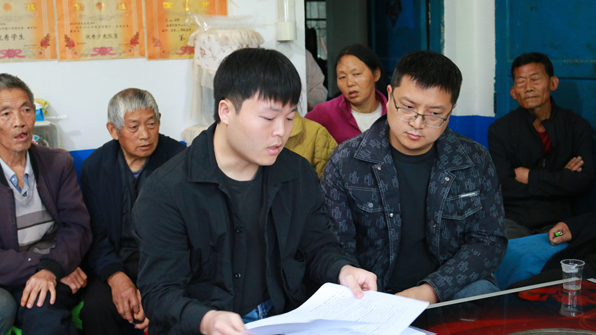 正在开展群众会。杨丹丹摄 