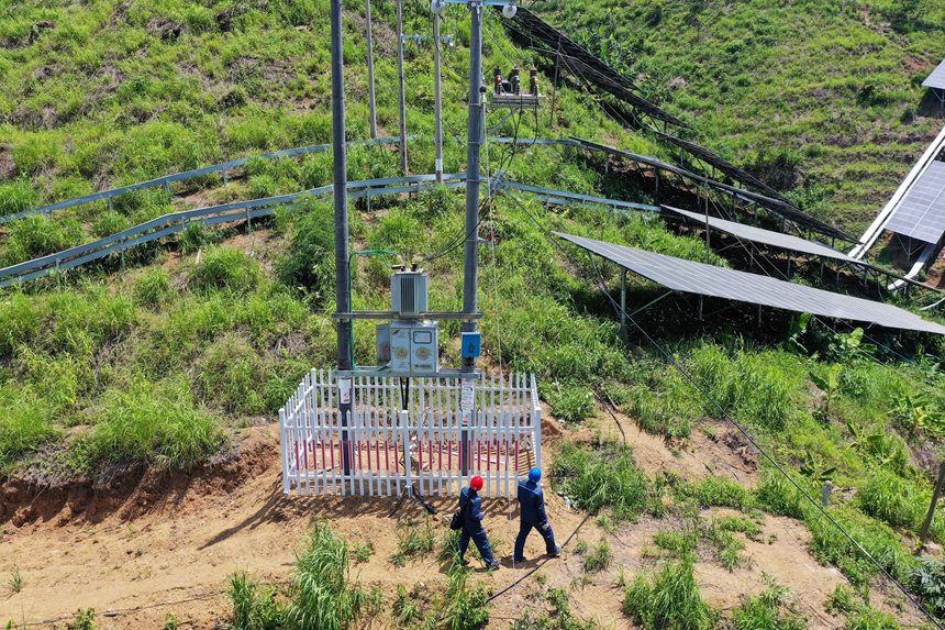 供電服務小分隊對光伏發電站施工用電變壓器設備進行巡檢服務。盧關文攝