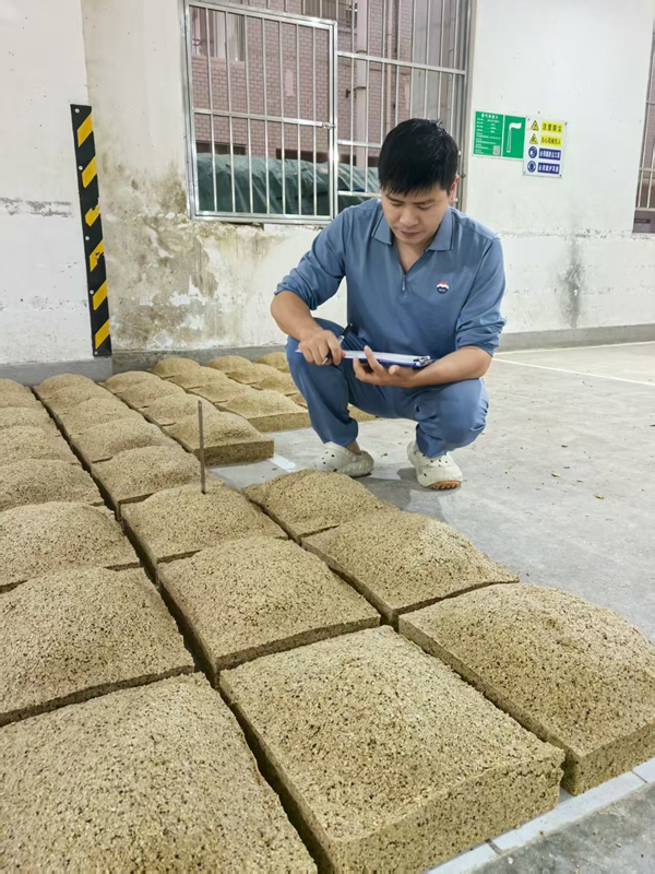 工作中的胡峻瑜。受访者供图