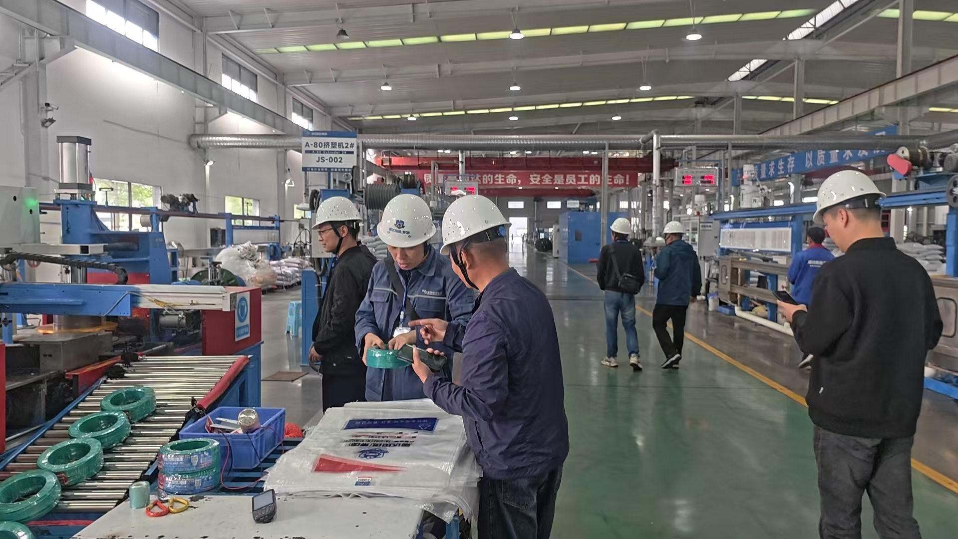 安順供電局主動靠前服務，深入平壩區夏雲工業園固達電線電纜有限公司開展專項調研與上門幫扶。黃春攝