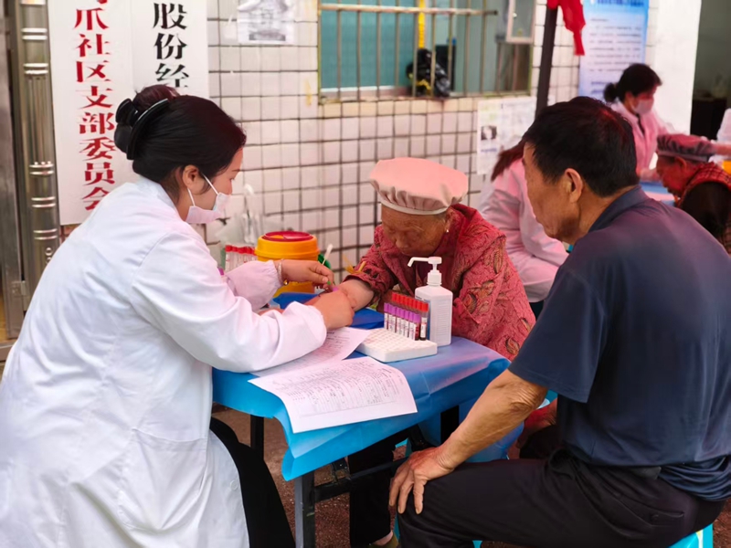 鬆桃蓼皋街道社區衛生服務中心醫務人員為轄區65歲以上老年人採血現場.jpg