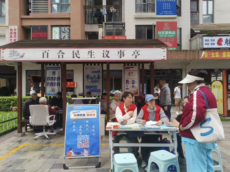 移动办公桌准时“开张”。