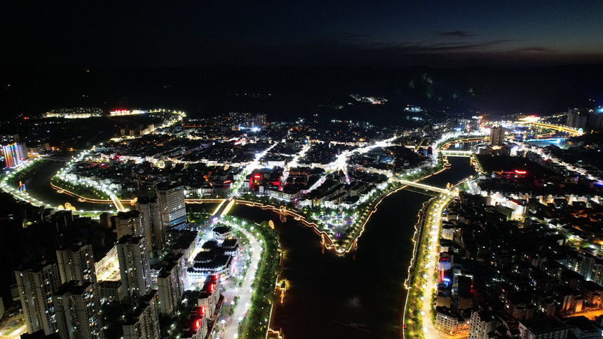 施秉夜景。田洪毅攝