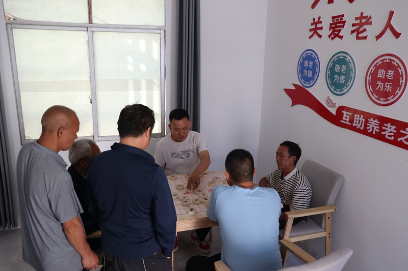 村民在羅甸縣羅悃鎮羅蘇村幸福院下象棋.jpg