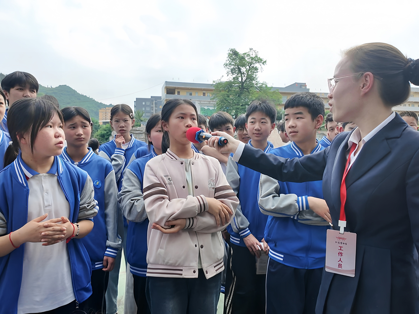 仁怀市第三中学的同学们踊跃举手、积极抢答。