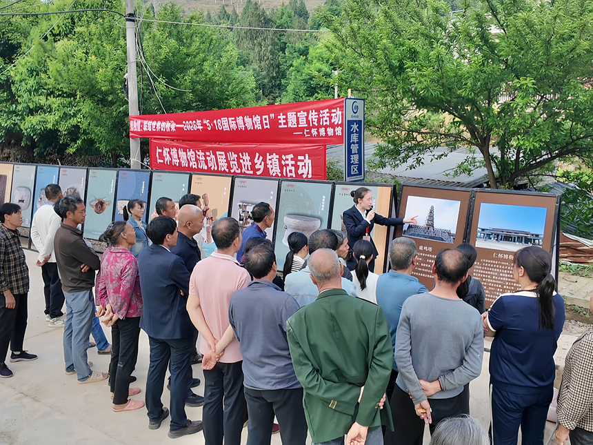 在三合镇新农村,工作人员正在为村民讲解文物知识。