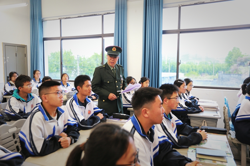 “威宁高原兵国防教育宣传员”陈灿为威宁民族中学学生讲授国防教育课。沈光勇摄.jpg