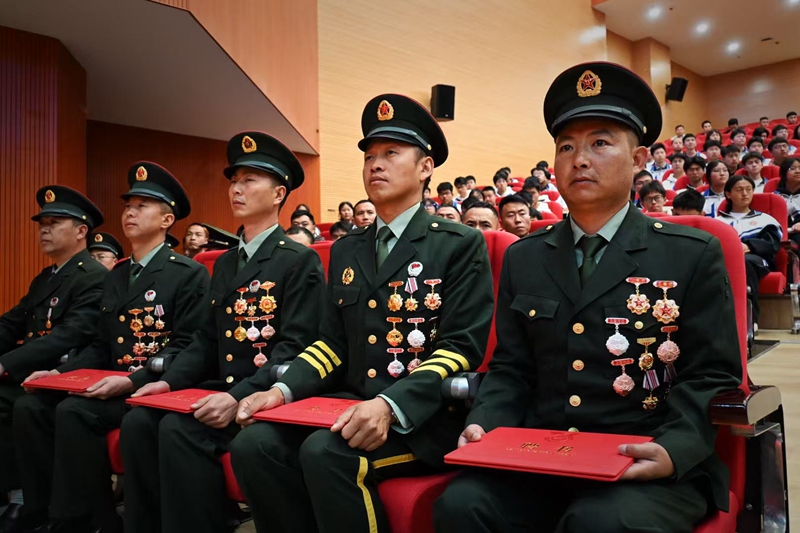 威宁自治县2026年第一批“威宁高原兵国防教育宣传员”聘任仪式现场，“威宁高原兵国防教育宣传员”手执聘书。凌方艺摄.jpg