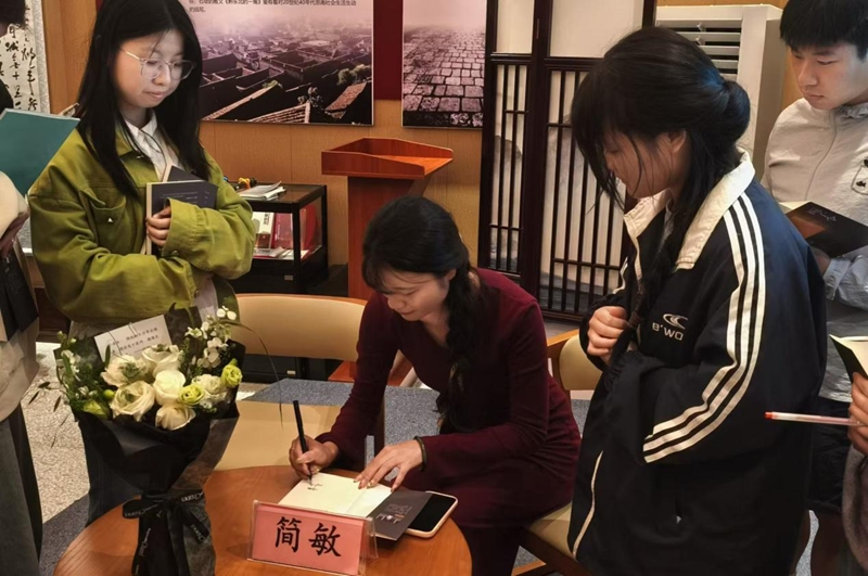 5.签名赠书.jpg
