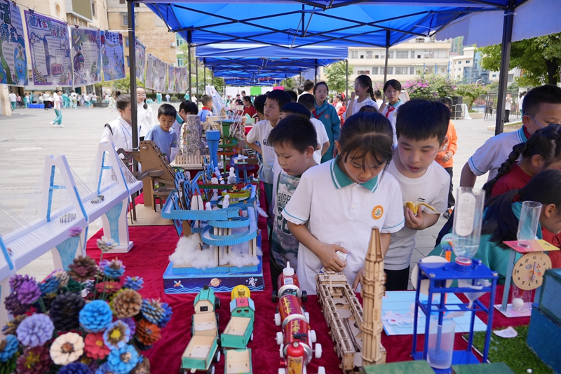 科技闯关区吸引学生.JPG