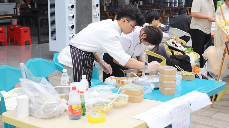 3、青年文创市集。严佳伟摄.jpg