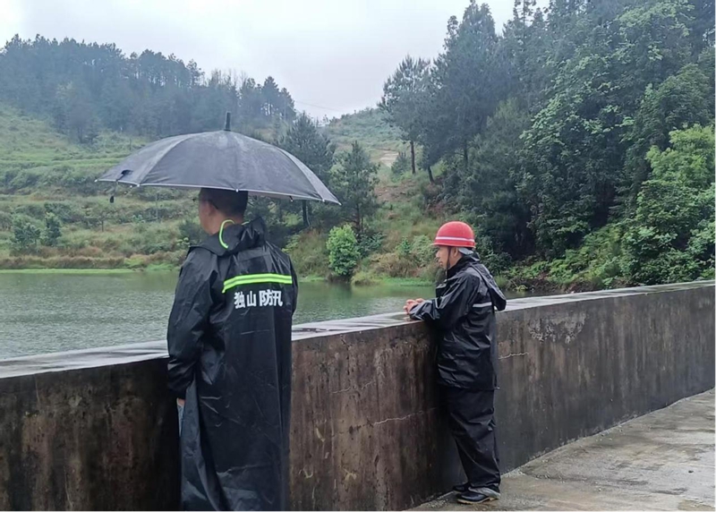 独山县水务局技术负责人和巡坝员在龙塘水库开展安全核查。.jpg