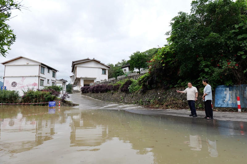 荔波县水务局干部巡查监测樟江洪水现场。.jpg