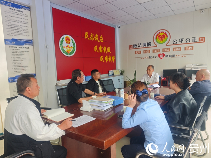 晏玉林（中）调处矛盾纠纷。人民网 黄小桃摄.jpg