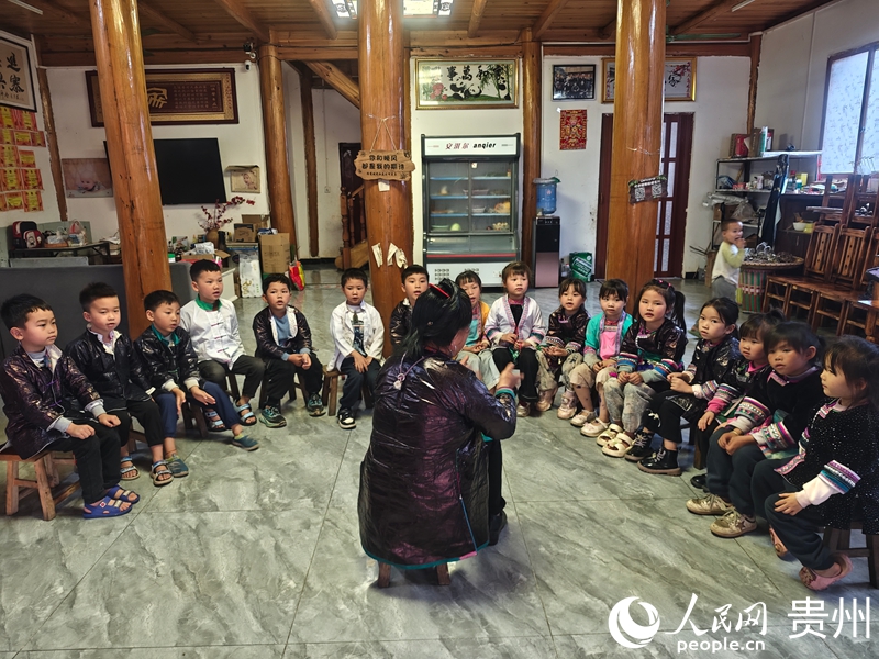 吴奶银姣（中）教孩子们唱侗歌。人民网 黄小桃摄.jpg