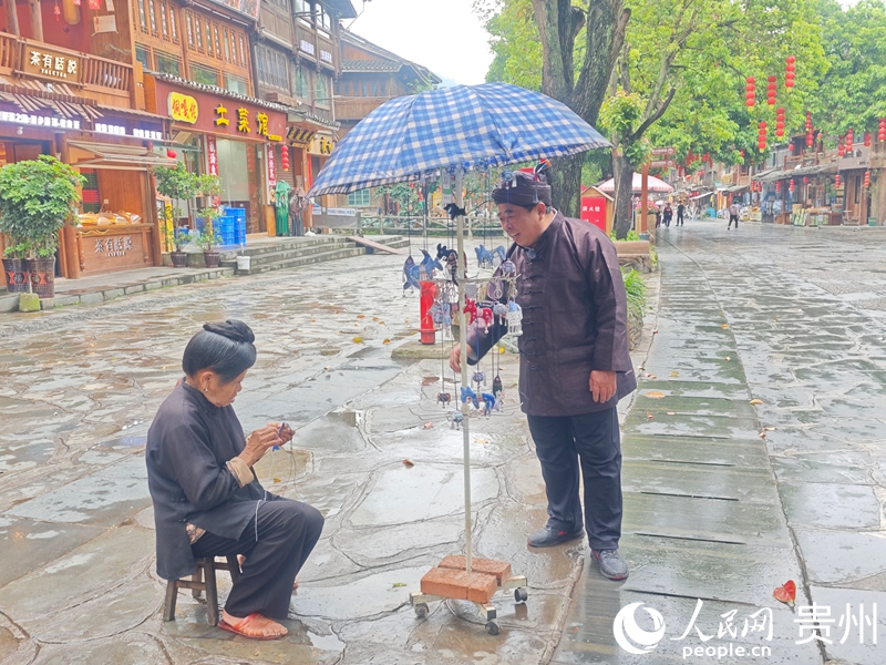 陆劲松（右）同村民亲切交流。人民网 黄小桃摄.jpg