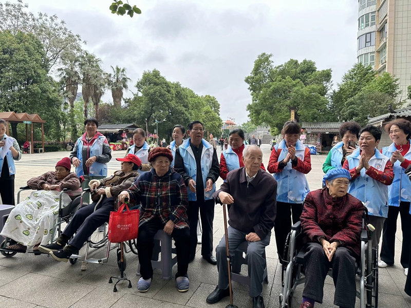 “银龄互助会”志愿者带老人到公园散步。文峰社区供图.jpg