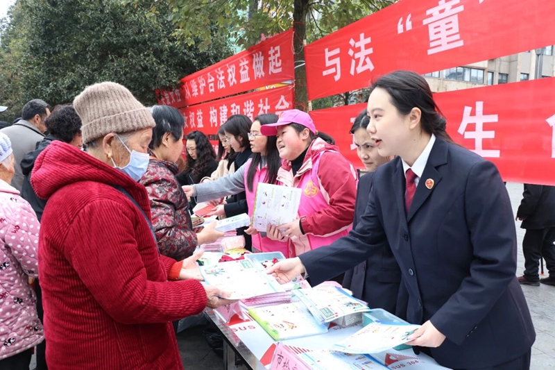 1、3月10日，仁怀市检察院在仁怀市解放广场向市民普及妇女儿童权益保护法律知识。.jpg