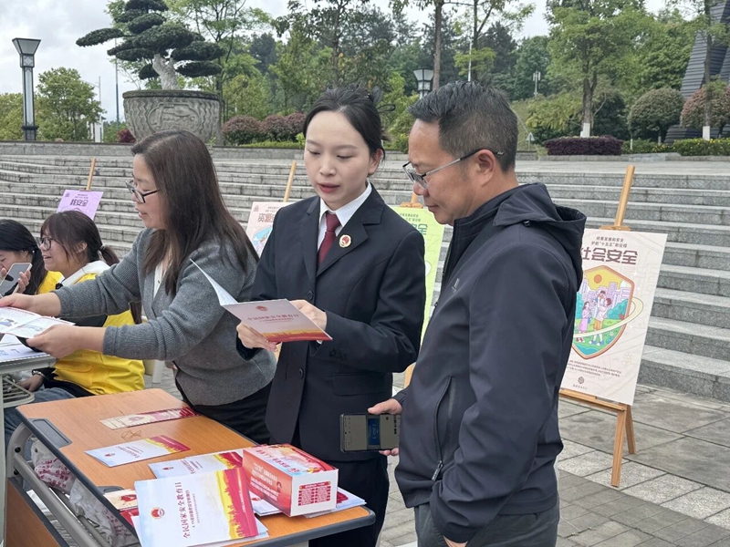 2、4月15日全民国家安全教育日，市检察院联合市委国安办，走进茅台学院开展国家安全教育主题宣传活动。.jpg