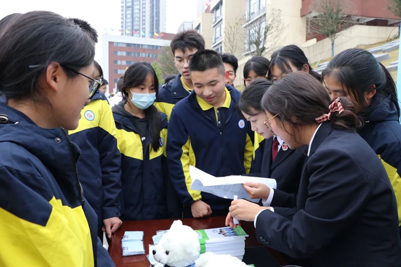 3、2025年12月3日，市检察院在仁怀五中举办‘宪学宪用游园会’，现场学生与工作人员进行了交流探讨。.jpg