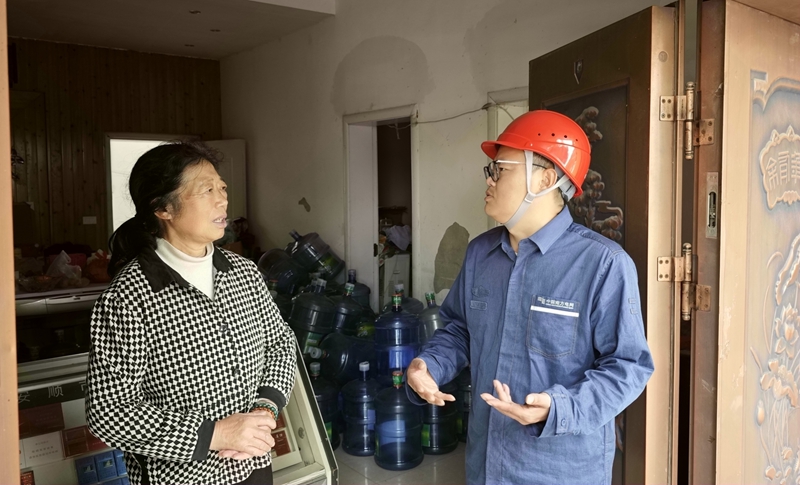 工作人員上門通知用戶，做好更換電表期間的短時停電應對工作 。王進 攝.jpg