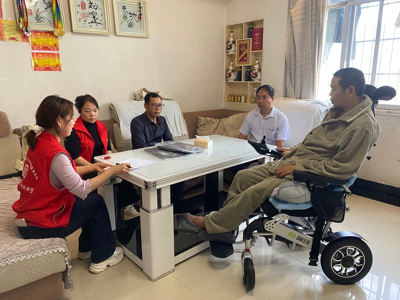1、仁懷市殘聯工作人員針對行動不便、常年臥床、出行困難的重度殘疾人，主動上門配送愛心物資並詢問生活狀況。.jpg