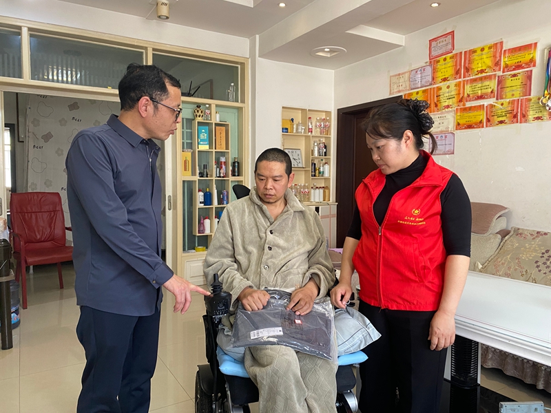3、仁懷市殘聯工作人員正細致了解殘疾人身體狀況、門店日常經營及實際困難。.jpg