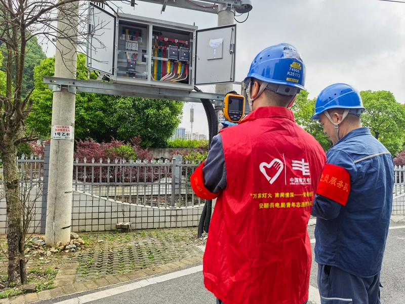 3、現場對用電設備進行測溫，確保穩定可靠。.jpg