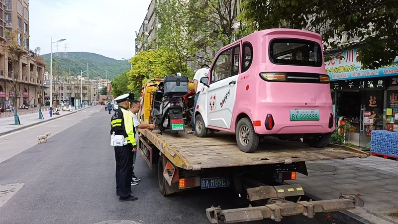交通管理大队执法人员在现场执法.jpg