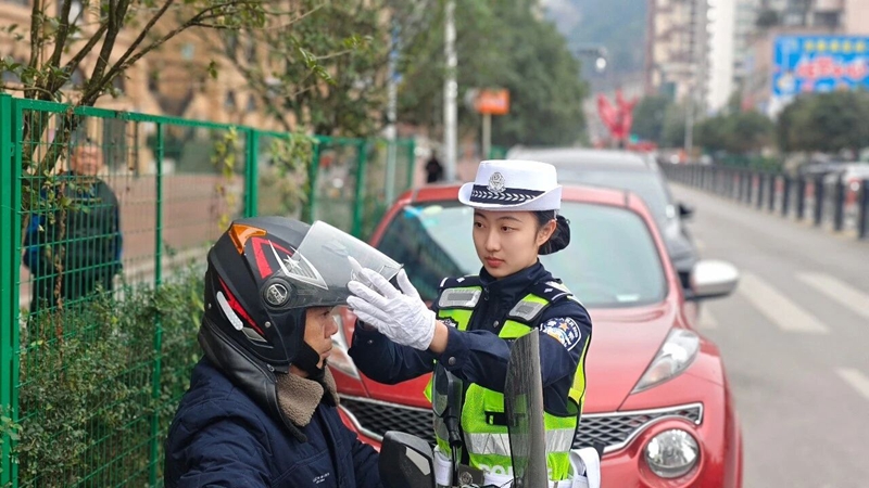 息烽交警开展校园周边“三车”交通秩序整治.jpg