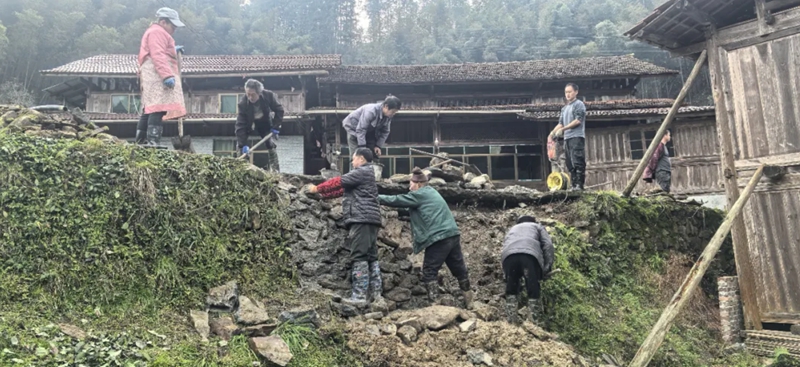 村民组织修路.jpg