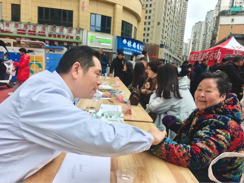 开展义诊活动.jpg