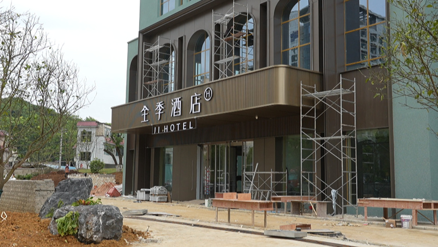 酒店外立面施工基本完工。
